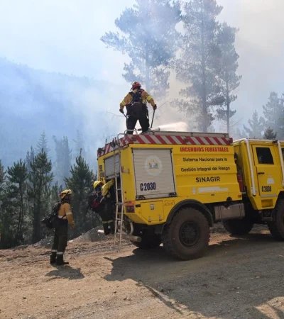 Bomberos voluntarios de El Hoyo colaboraron con el combate a los incendios en Chubut.