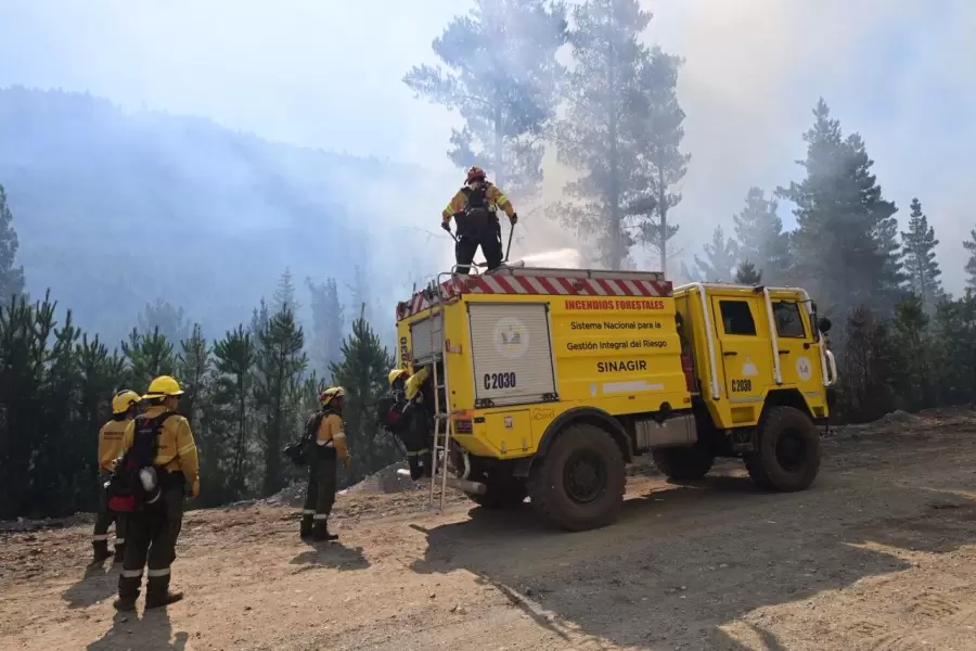 Bomberos voluntarios de El Hoyo colaboraron con el combate a los incendios en Chubut.