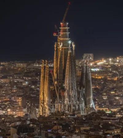 Sagrada Familia: colocan pieza clave en la torre de Jesucristo para 2026.