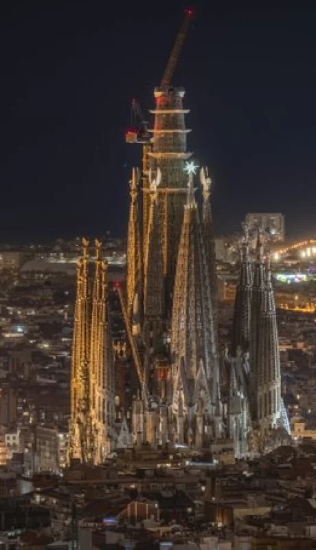 Sagrada Familia: colocan pieza clave en la torre de Jesucristo para 2026.