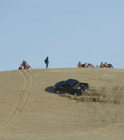 Especialistas advierten sobre la falta de regulación y cobertura de seguros en los médanos de Pinamar.