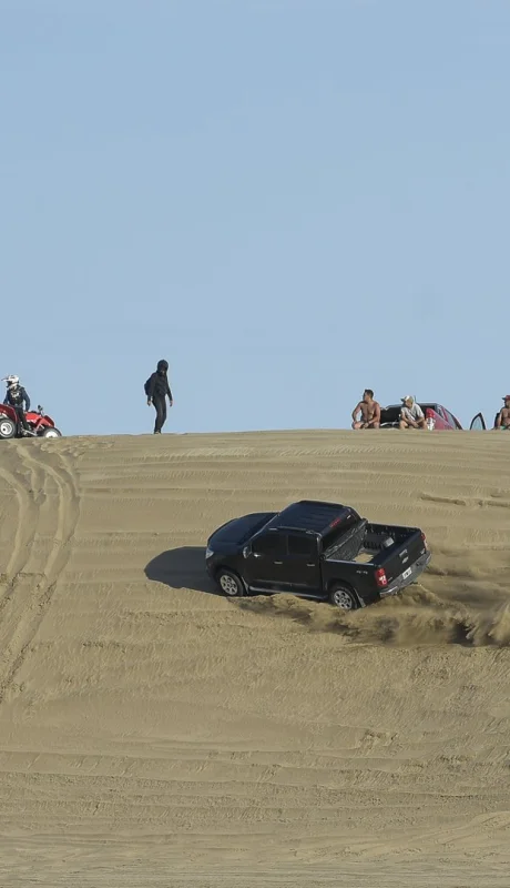 Especialistas advierten sobre la falta de regulación y cobertura de seguros en los médanos de Pinamar.