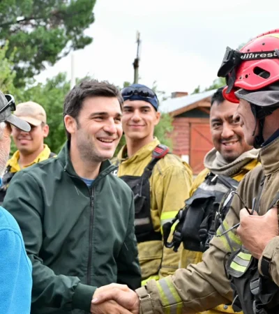 El gobernador Torres con los bomberos