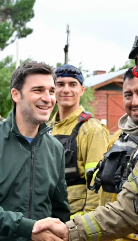 El gobernador Torres con los bomberos