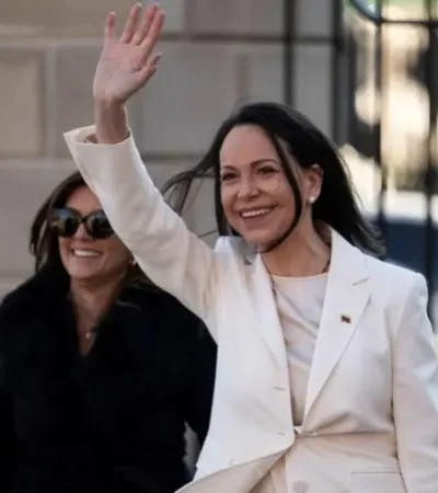 María Corina saluda antes de ingresar a la Casa Blanca