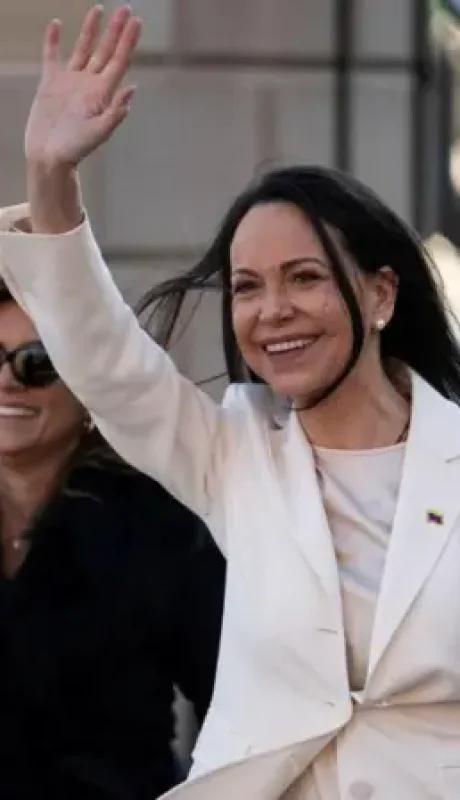 María Corina saluda antes de ingresar a la Casa Blanca