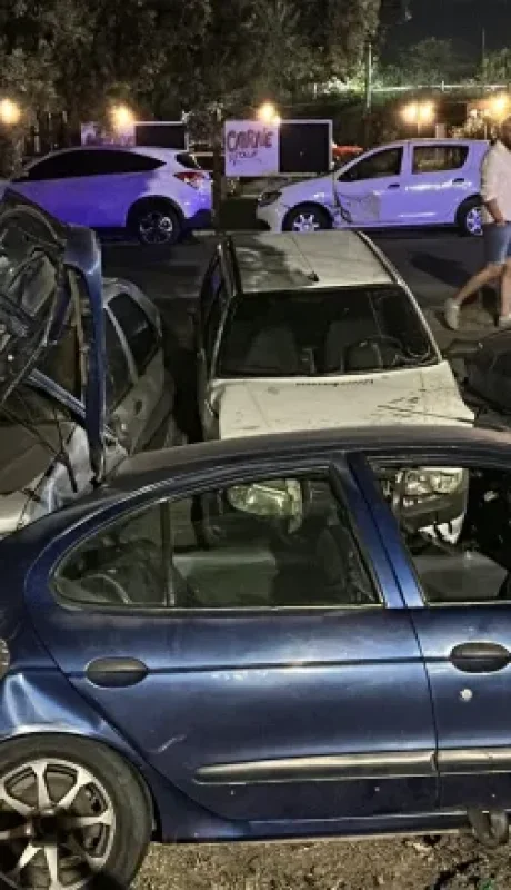 El auto en el que iba chocó contra el guardarraíl y cuatro vehículos estacionados