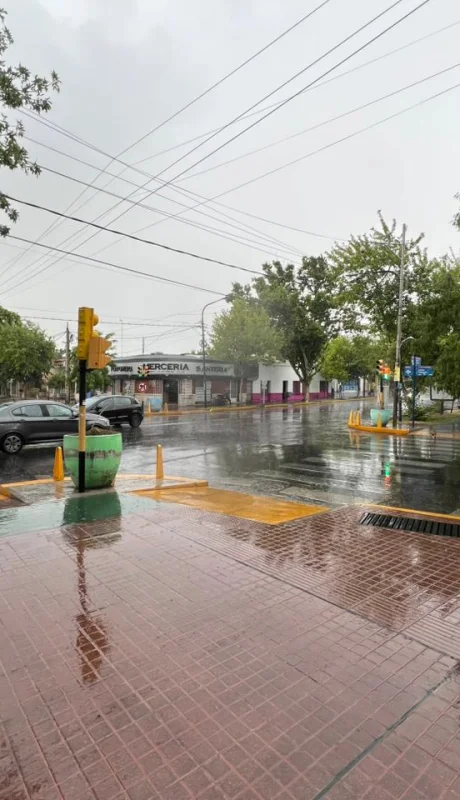 El radar muestra celdas con piedra chica moviéndose hacia Godoy Cruz y Ciudad.