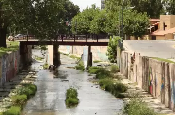 Dramático rescate en el Zanjón Maure: la corriente arrastró a dos hombres y lograron salvarlos de milagro
