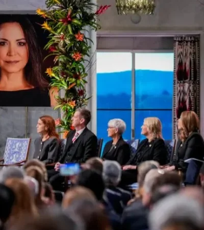 El premio fue recibido por su hija.