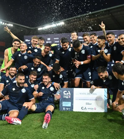 El plantel  azul tras recibir el cheque por la victoria