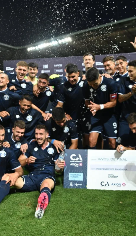 El plantel  azul tras recibir el cheque por la victoria