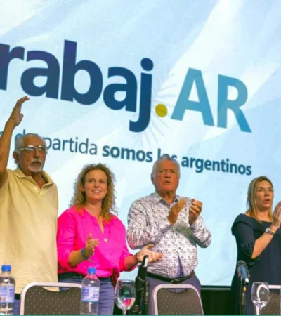 Acto de lanzamiento del partido de los trabajadoresTrabaj.AR con Luis Barrionuevo al frente. (Foto: archivo web)