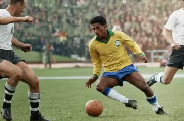 El ángel de las piernas torcidas: la increíble vida del brasileño Garrincha, el mejor wing de la historia