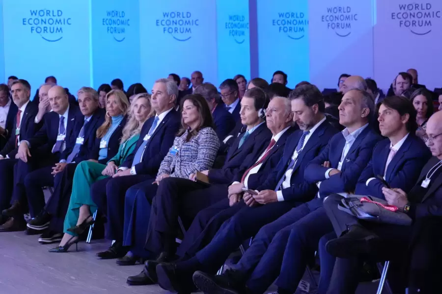 Funcionarios argentinos escuchan la disertación de Milei. (Fuente: Presidencia de la Nación)