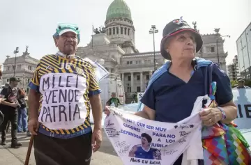Incidentes en la marcha de los jubilados: cruce con la Policía y un efectivo herido en la primera protesta de 2026