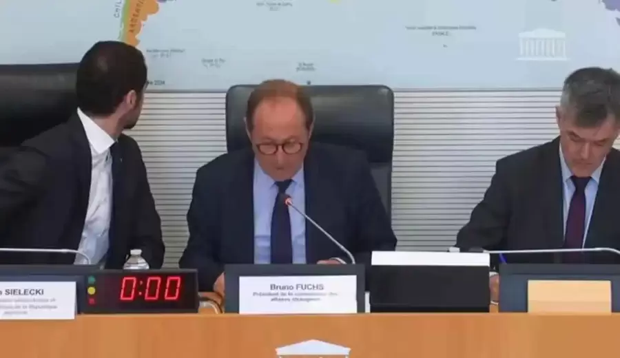 El embajador Ian Sielecki interrumpió su exposición ante la Asamblea Nacional francesa/ Fuente: Captura de pantalla