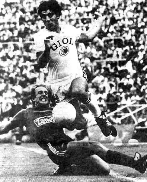 El Búfalo Funes en un duelo ante Biain, defensor de San Lorenzo