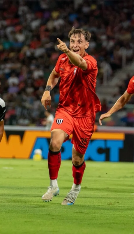 Simoni y su primer gol en Primera.