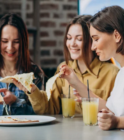 Del etiquetado a TikTok: así deciden qué consumir Millennials y Generación Z.