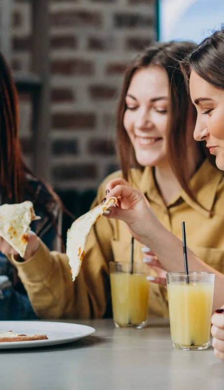 Del etiquetado a TikTok: así deciden qué consumir Millennials y Generación Z.