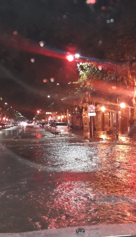 Tras el paso de la piedra y la lluvia, Defensa Civil y cuadrillas municipales trabajan para despejar las zonas más castigadas por el temporal.