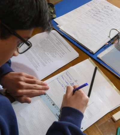 Estudiantes de nivel primario en Mendoza trabajan con nuevas metodologías de alfabetización numérica para fortalecer el aprendizaje lógico.