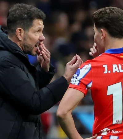 Simeone y Julián Álvarez: el respaldo del técnico es clave para el presente del delantero en España.