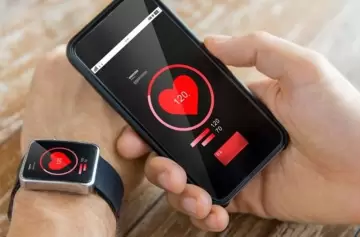 ¿Tienes un smartwatch? El dispositivo en tu muñeca podría detectar un problema cardíaco grave antes que un médico.