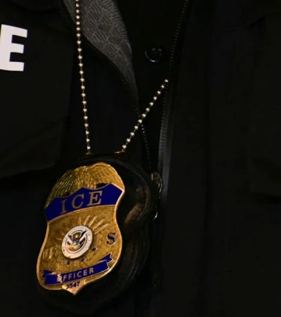 Servicio de Control de Inmigración y Aduanas de los Estados Unidos, conocido como ICE y "la migra".