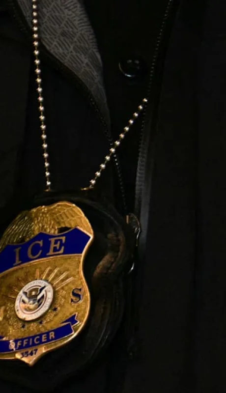 Servicio de Control de Inmigración y Aduanas de los Estados Unidos, conocido como ICE y "la migra".