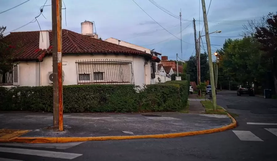 Chalecito en una esquina.