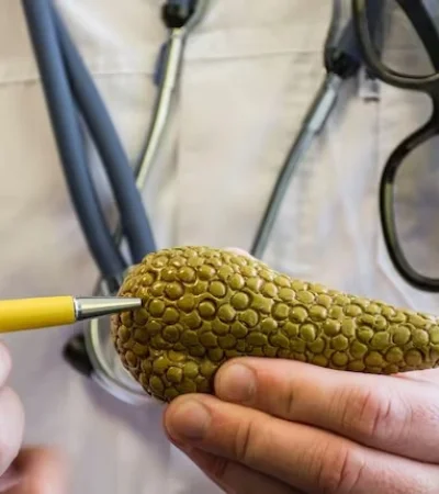 El éxito de la investigación radica en una innovadora combinación de tres fármacos diseñados para bloquear simultáneamente tres proteínas clave.