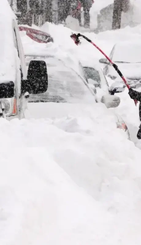 Batalla contra el hielo: Máquinas quitanieves trabajan a contrarreloj para despejar las avenidas principales, una tarea vital para la movilidad.