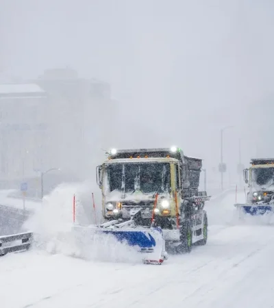 Batalla contra el hielo: Máquinas quitanieves trabajan a contrarreloj para despejar las avenidas principales, una tarea vital para la movilidad.