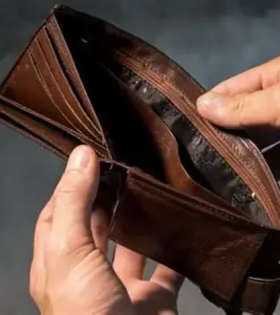 El dola quieto, pero los bolsillos vacíos.