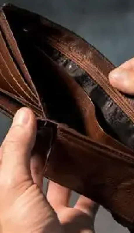 El dola quieto, pero los bolsillos vacíos.