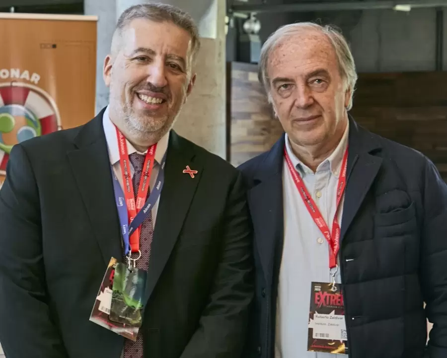 Roberto Zaldívar (derecha)