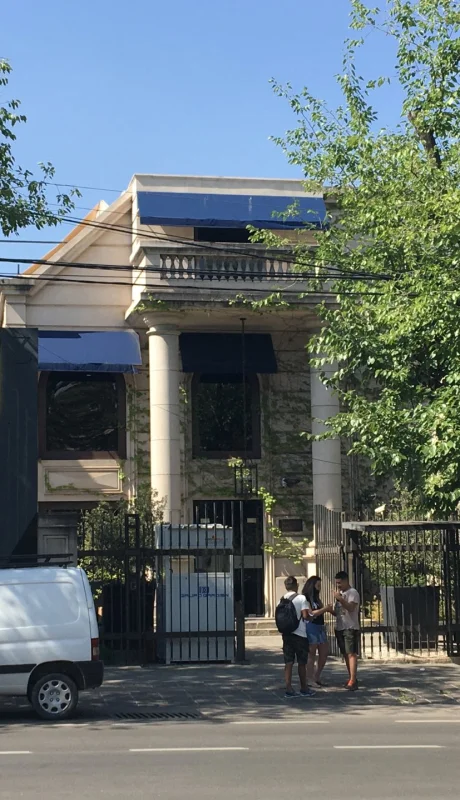 Frente del instituto en calle Emilio Civit