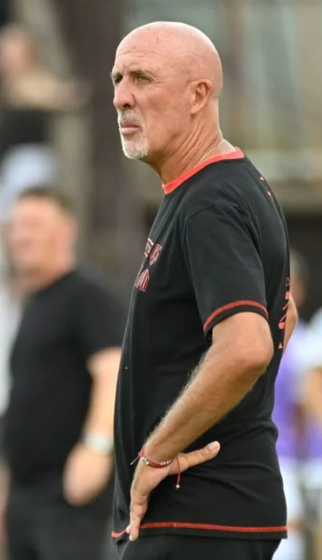 Daniel Oldrá fue el primer técnico despedido del fútbol de primera división