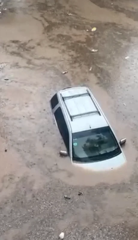 Mendoza intenta recuperarse este sábado del devastador temporal de ayer que dejó calles anegadas, incidentes viales y miles de hogares sin luz ni agua