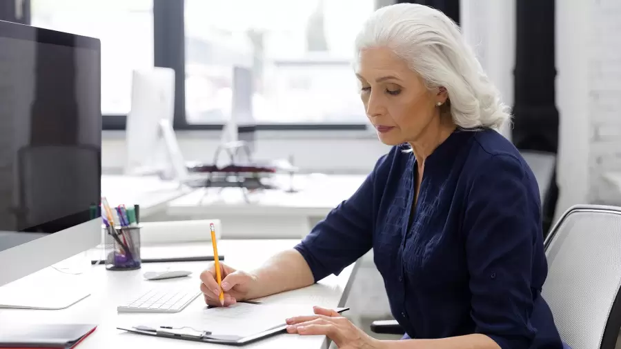 La IA es una aliada estratégica para todas las edades: ofrece un soporte técnico que puede suplir la falta de un equipo de trabajo.