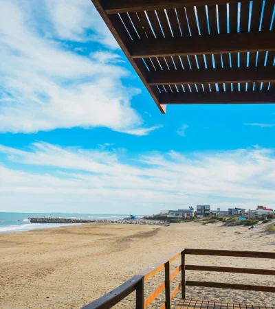 Mar de Cobo, el pueblo escondido de la costa argentina con laguna y bosques que pocos conocen.