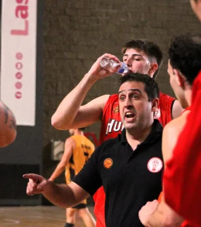 Agustín Pujol, DT de Huracán Las Heras Básquet.