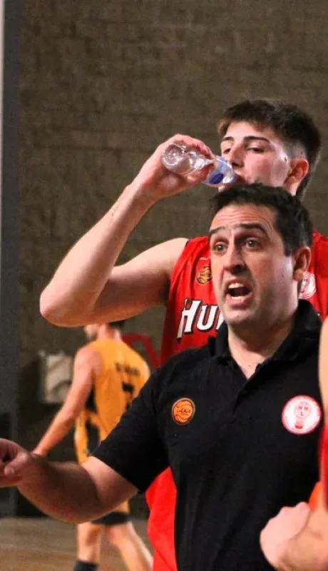 Agustín Pujol, DT de Huracán Las Heras Básquet.