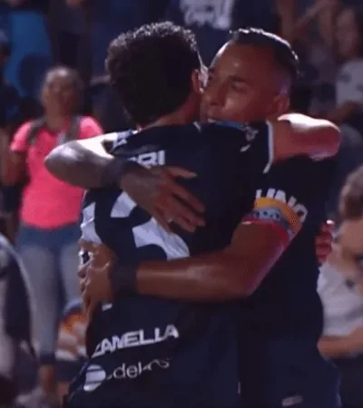 Abrazo entre Sartori y Villa tras el 1-0.