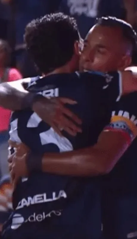 Abrazo entre Sartori y Villa tras el 1-0.