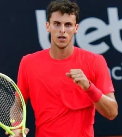 Juan Manuel Cerúndolo durante su triunfo en la primera ronda del Challenger de Rosario.