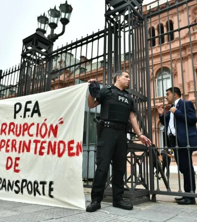 Policía Federal se esposo frente a la Casa Rosada/ Fuente: NA