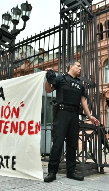 Policía Federal se esposo frente a la Casa Rosada/ Fuente: NA